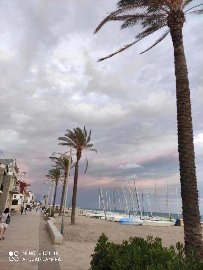 Near Beaches Large Private Patio, Aircon & Community Pool 콤마루가 외부 사진