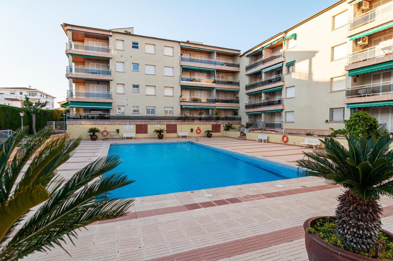 Near Beaches Large Private Patio, Aircon & Community Pool 콤마루가 외부 사진