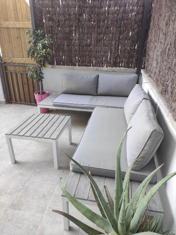 Near Beaches Large Private Patio, Aircon & Community Pool 콤마루가 외부 사진
